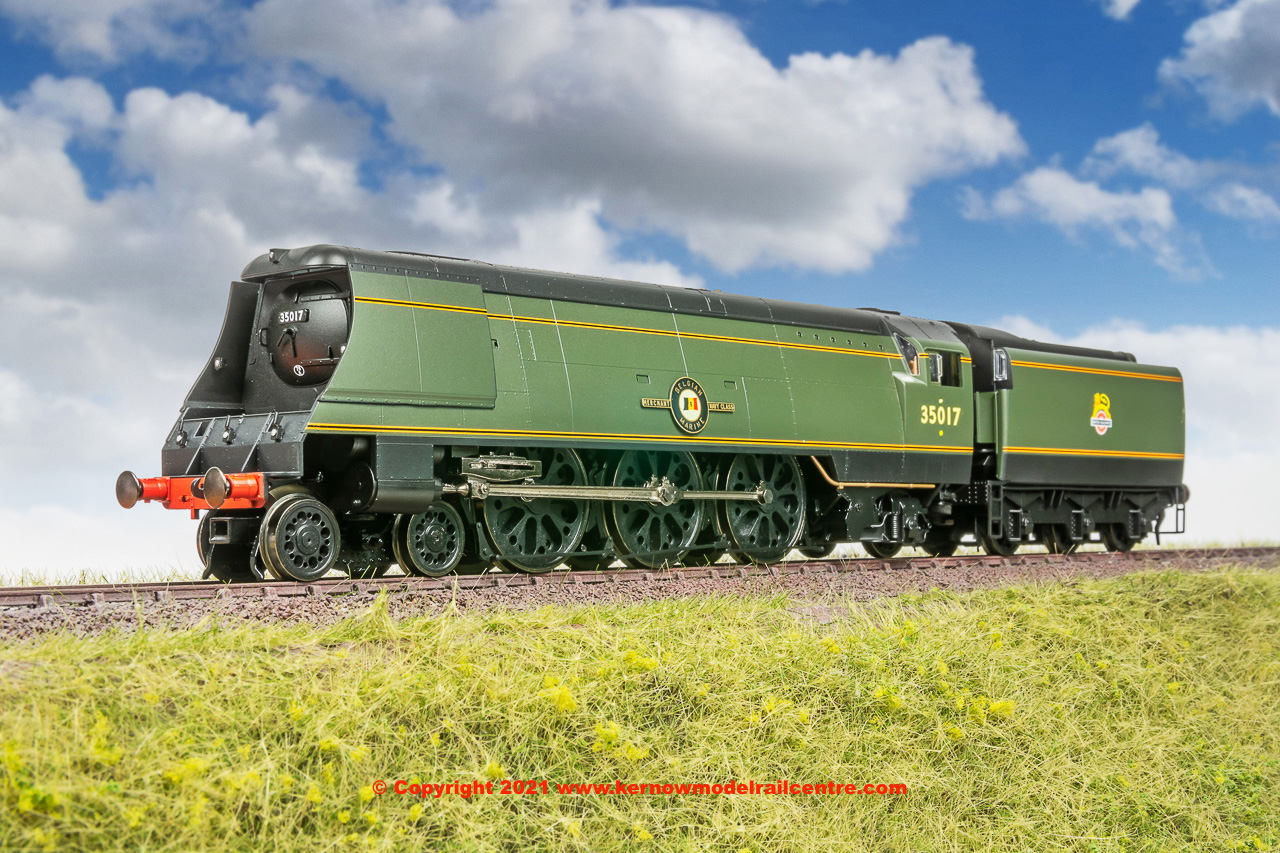 R3861 Hornby Merchant Navy 4-6-2 Steam Loco number 35017 in BR Green livery with early emblem - Era 4